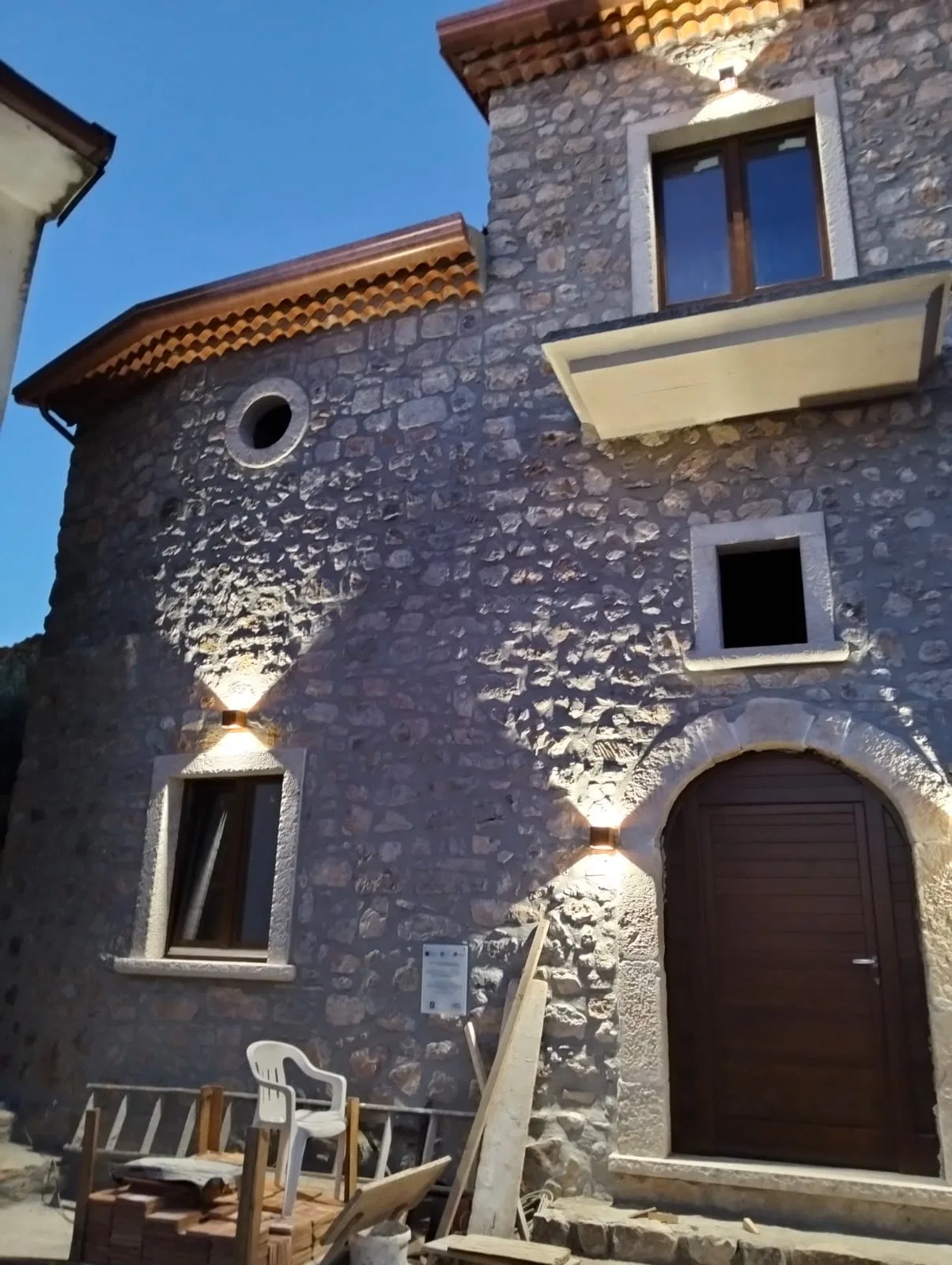 Frantoio restaurato illuminato al crepuscolo