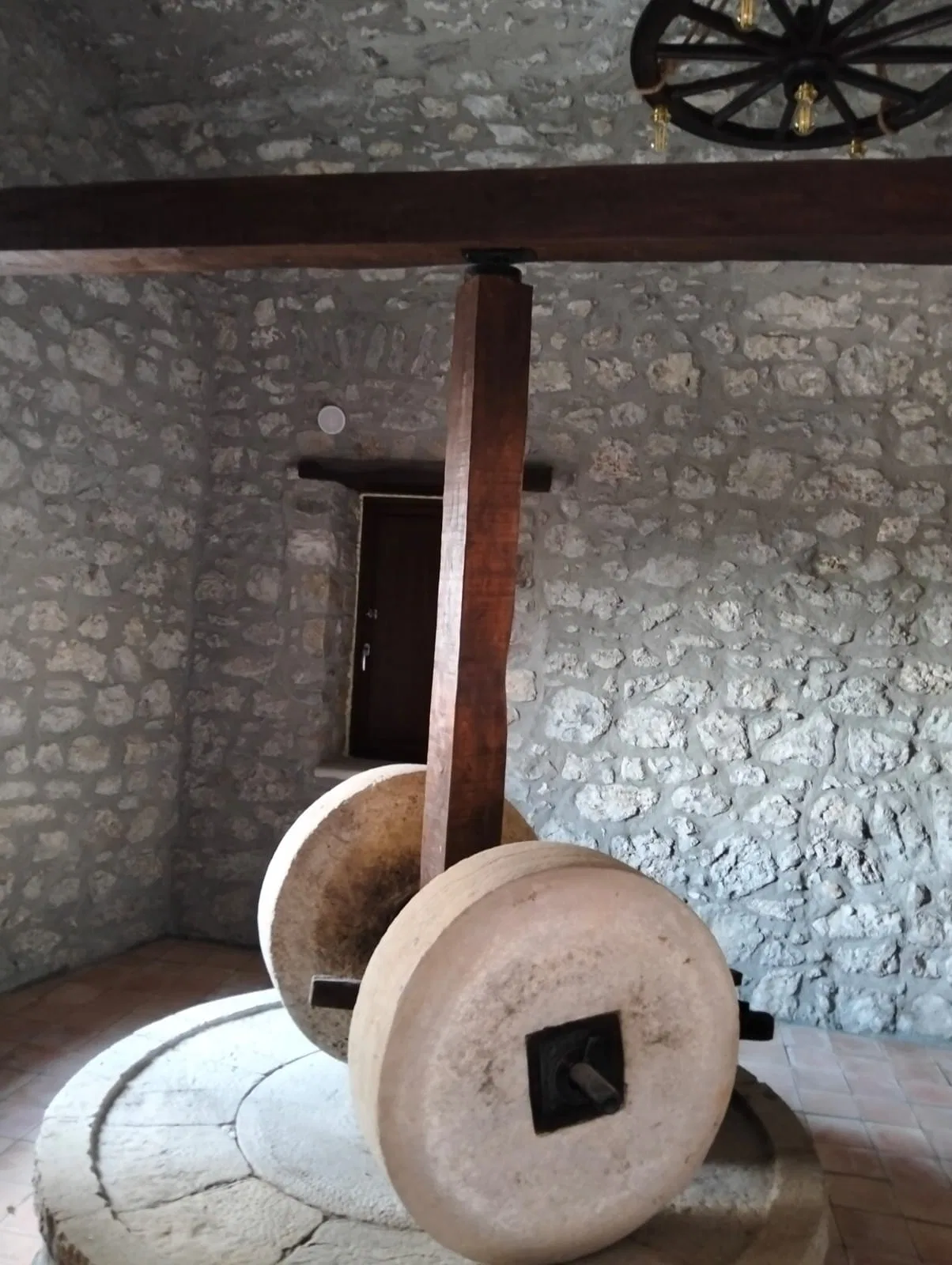 Antica macina in pietra e struttura in legno nell’interno del frantoio
